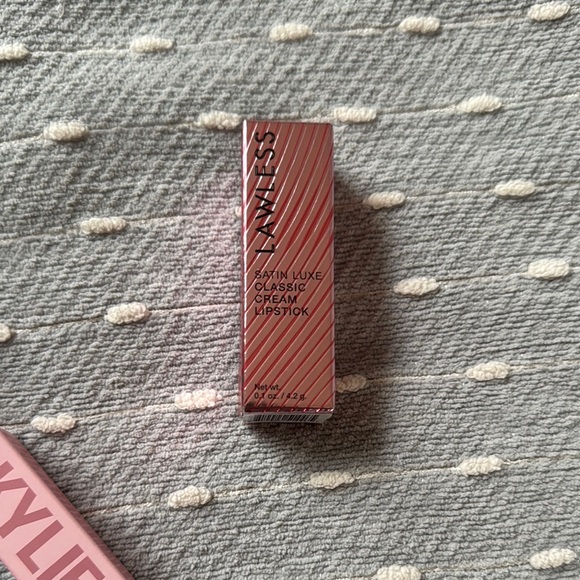 11 PC Makeup Sample Pouch with Assorted Cosmetics - Picture 2 of 8